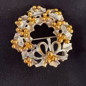 Vintage wreath brooch, like new, 1 1/2 inches